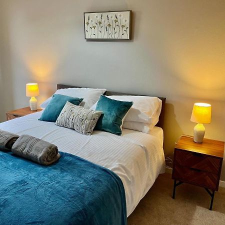 Canada House - Sleeps 6 -3 King Or 6 Single Ideal For Contractors Warrington  Exterior foto