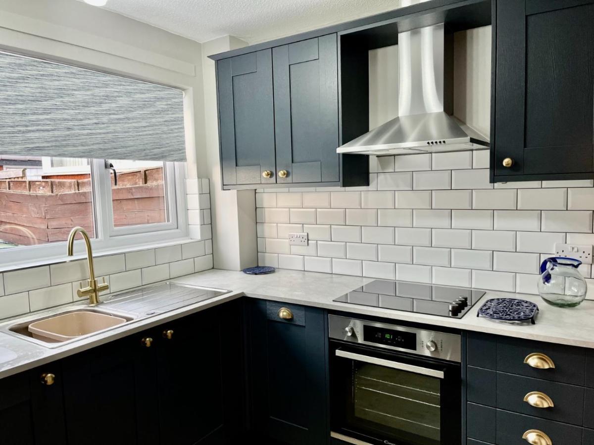 Canada House - Sleeps 6 -3 King Or 6 Single Ideal For Contractors Warrington  Exterior foto