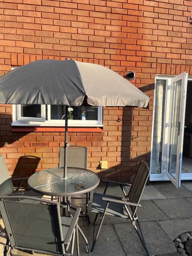 Canada House - Sleeps 6 -3 King Or 6 Single Ideal For Contractors Warrington  Exterior foto